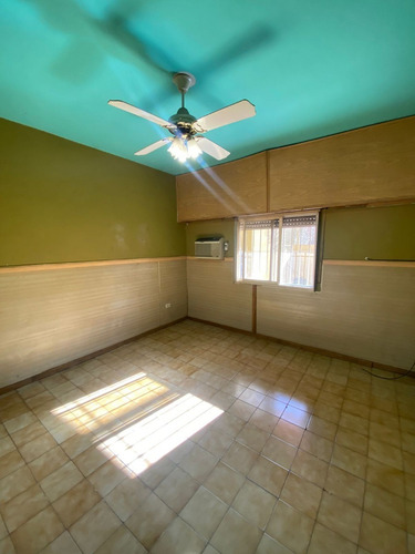 Imagen 14 de 17 de En Venta Casa 3 Amb Con Gge P/ 2 Autos, Amplio Fondo Libre, Terraza Y Local En Lanus (136)
