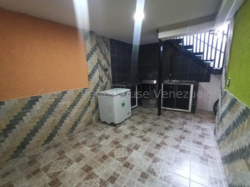 Casa En Venta En El Limon Maracay Aragua 23-15629 Irrr