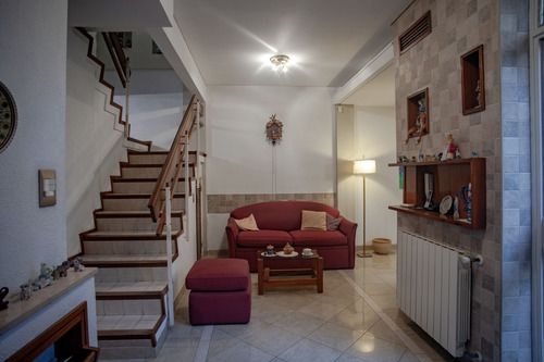 Venta| Excelente Casa De 4 Amb Desarrollada En 3 Plantas Con Dos Terrazas, Patio/jardín Y Cochera.