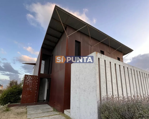 Casa En Venta Punta Piedras, Con Piscina