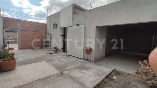Casa En Venta Con Local Comercial En El Chamizal, Pedro Escobedo, Querétaro.