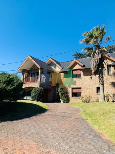 Casa En Venta A Pasos Del Mar, 8 Dormitorios, Playa Mansa, Punta Del Este  - Ref : Eqp4518