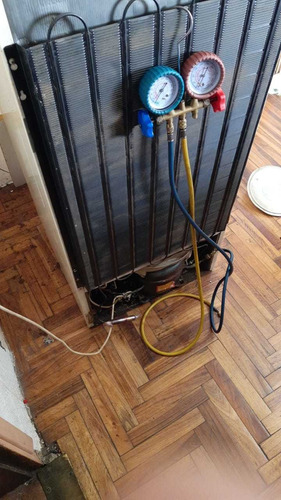 Imagen 2 de 10 de Service De Heladeras Cambio De Motor/burletes Carga De Gas