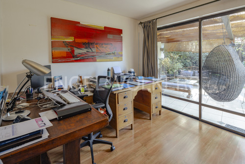 Casa Con Amplio Jardín En La Dehesa Central
