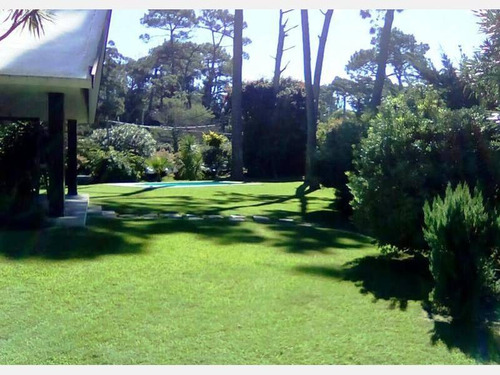 Imagen 5 de 10 de Id 1698 - Muy Buena Casa Con Piscina Y Parque. Con Acceso A Playa Brava.