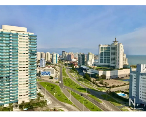 Venta De Apartamento 3 Dormitorios En Playa Mansa, Punta Del Este.