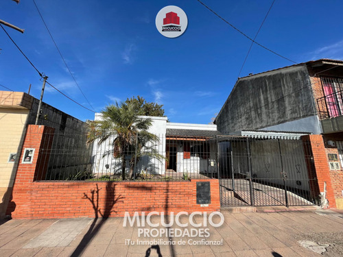 Casa En Venta, Hipólito Yrigoyen 188, A Metros De Av. 25 De Mayo, Escobar Centro