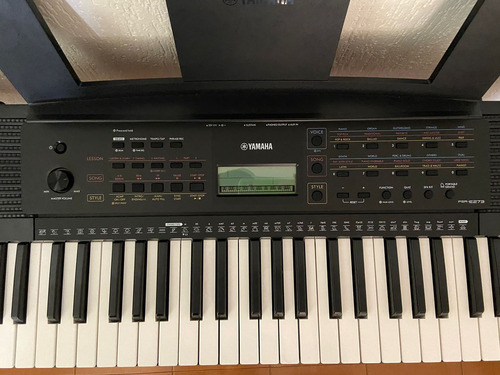Piano Yamaha Psr E263 Estuche + Base + Dvd + Atril