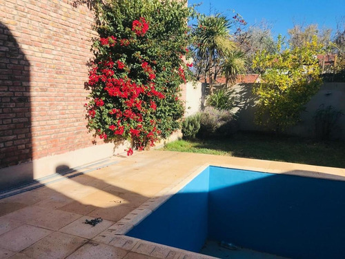 Imagen 1 de 7 de Vendo Casa 170 M2 - 3 Dormi - Quincho- Pileta Cipoletti