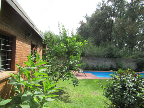 Casa Con Quincho Y Piscina, 3 Dormitorios Zona Km 50 Pilar, Barrio Abierto La Esmeralda
