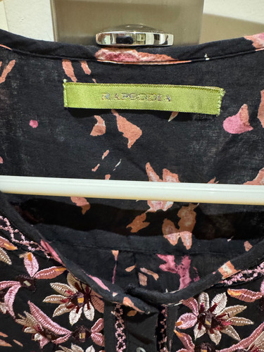 Camisa Rapsodia Con Flores Bordadas Y Brillos (Usado)