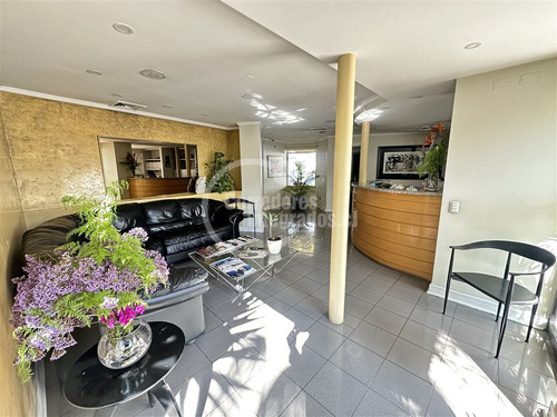 Casa En Venta De 7 Dorm. En Vitacura