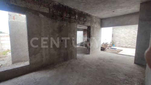 Casa En Venta Con Local Comercial En El Chamizal, Pedro Escobedo, Querétaro.
