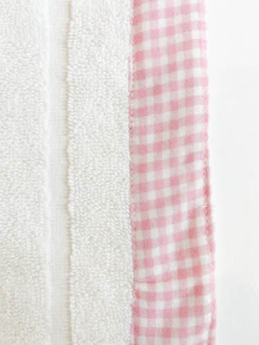 Tapete De Baño Toalla Comodo, Suave Y Absorbente Color Blanco-cenefa Cuadros Rosas Lisa
