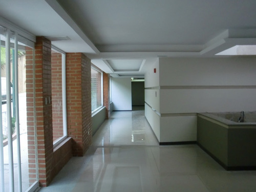 Alto Hatillo Imponente 180mts Financiamiento 50% En Dos Años Sin Intereses Linda Vista Edificio Nuevo Pozo De Agua Calle Privada Vigilancia 2habitaciones /3baños 2 Puestos En Sótano Maletero