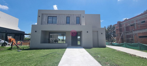 Casa En Venta En Chateau Pilar