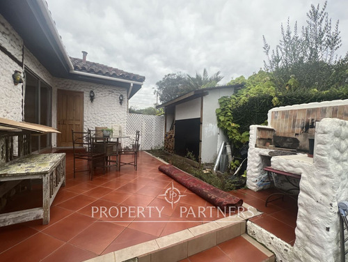 Casa Sólida Estilo Español En Sector Tradicional
