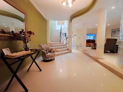 Fabulosa Casa En Venta Urb. La Soledad, Zona Norte Maracay, 25-15276 Mv