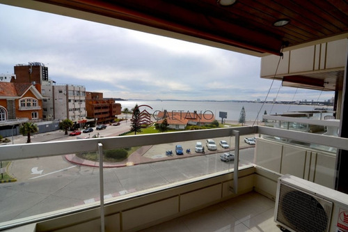 Apartamento En Mansa 3 Dormitorios Con Terraza-ref:1562