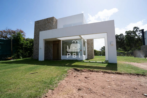 Venta De Casa En Barrio Privado Campo Brava - Ref : Pbi13585