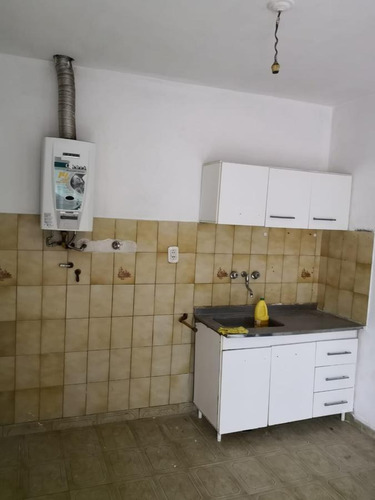 Imagen 6 de 16 de Dpto De Pasillo. Lamadrid 600. Dos Habitaciones Y Terraza. Alquiler