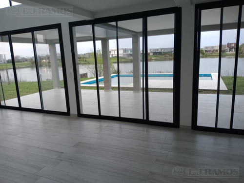 Casa Al Lago En Venta En El Barrio Acacias, Puertos / Escobar