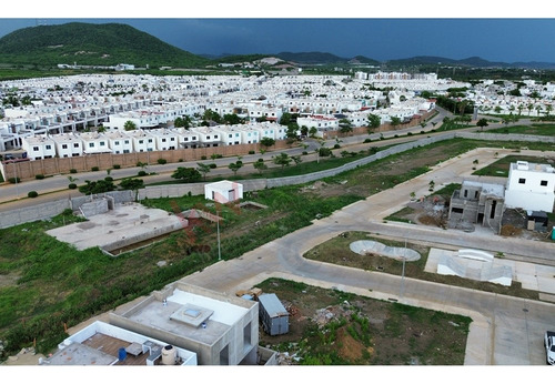 Terreno En Venta En Privada Coto Platino Norte Con Alberca, Casa Club, Areas Deportivas Con Segur...