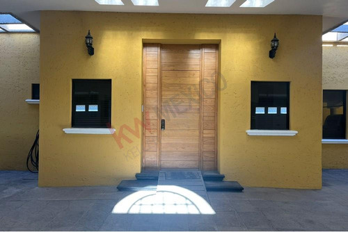 Espectacular Casa En Venta En San Isidro, Con Un Enorme Jardin Y Alberca.