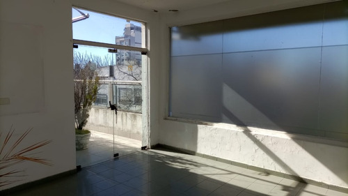 Imagen 4 de 24 de Amplio Edificio Con Excelente Ubicación En Quilmes Este