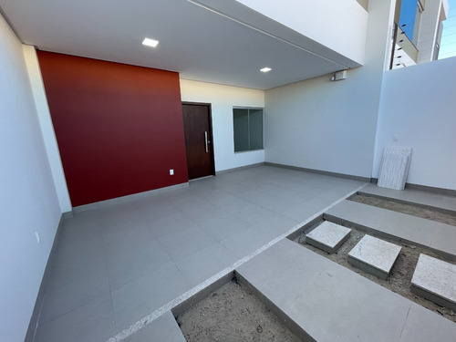 Lindos Sobrados De Alto Nível, Com Garagem Para 2 Carros, 3 Quartos Sendo 1 Deles Suíte, 3 Banheiros E Cozinha Integrada Com Sala.
