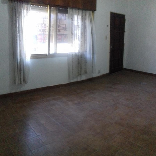 Tipo Casa Al Frente, A Mts. De Plaza