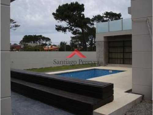 Casa De 4 Dormitorios En Alquiler Y Venta Cerca De La Playa En Rincón Del Indio, Punta Del Este.- Ref: 6056
