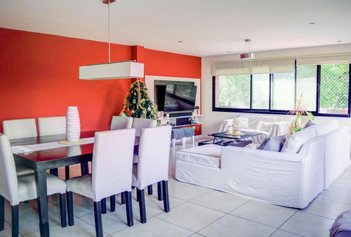 Venta - Casa En Block 7 Amb. Con Jardín Y Terraza En San Isidro, Gran Ubicación