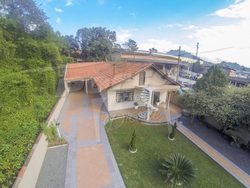 Imagem 2 de 19 de 3 Quartos (1 Suíte Com Banheira De Hidromassagem), 2 Banheiros (sendo 1 Na Área Da Churrasqueira), Cozinha Mobiliada, Sala De Tv, Sala De Jantar, Lavação, Dispensa (interna E Externa), Garagem Com Ca