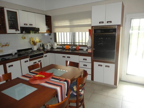 Imagen 11 de 29 de Venta - Parque Chacabuco - Casa De 242m2 Cubiertos Con Piscina, Jardín Y Quincho