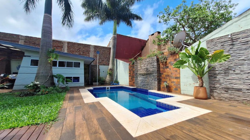 Vendo Casa Amoblada Con Piscina En El Centro De Encarnación: 4 Habitaciones Y 4 Baños