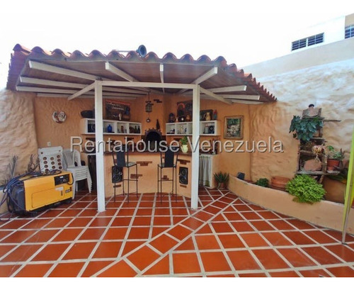 Fredxia Castillo Vende Comoda Y Amplia Casa En La Mora Cabudare # 25-18453