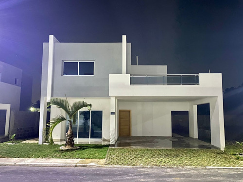 Vendo Casa De Dos Niveles En El Residencial Las Palmeras  Madre Vieja Sur, San Cristóbal 