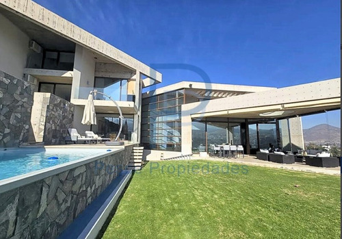 Casa Mediterránea En Prestigioso Y Seguro Condominio