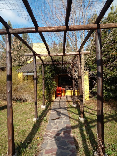 Casa Con Quincho Cerrado Y Pileta
