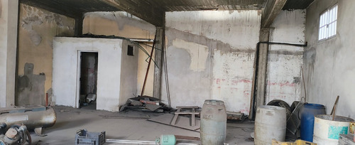 Importante Local Comercial Con Vivienda Y Depósito En Esquina