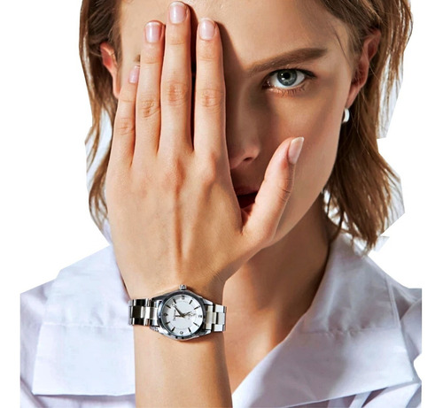Relógio Feminino Pequeno Prata Aço Inox Fundo Branco Claro