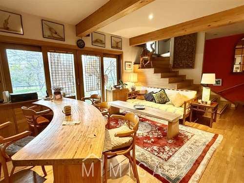 Casa De Tres Pisos Con Moderno Estilo Arquitectónico
