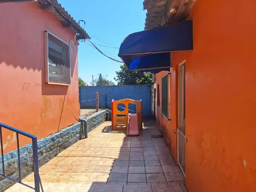 Imóvel Enorme Em Rua Asfaltada No Topo Do Bairro.