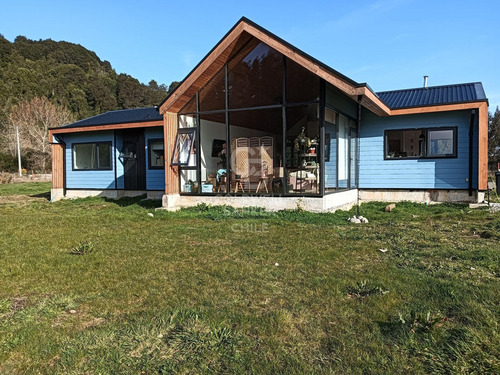 Acogedora Casa En Chamiza, A Pasos De La Carretera Austral