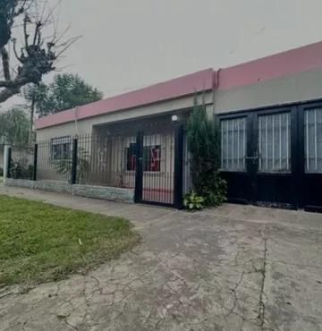 Casa En Venta - 2 Dormitorios 1 Baño - Cocheras - 300mts2 - Villa Udaondo