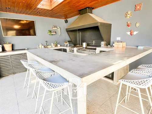 Casa En Venta De 4 Dorm. En Lo Barnechea