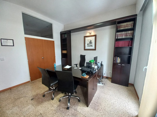Avda Triunvirato Y Echeverria Subte Linea B Estacion Echeverria Oficina Totalmente Reciclada Moderna Lugar Para 12 Puestos De Trabajo. Entrada Independiente