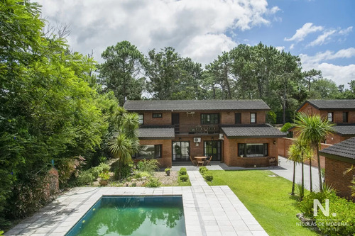 Casa De Gran Tamaño Ubicada En Zona De Beverly Hills