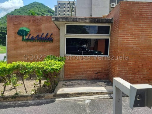 Se Vende Apartamento En Guarenas, La Vaquera. 24-2675